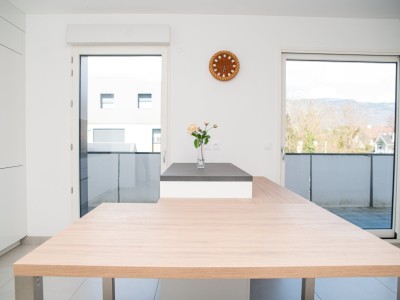 Bright, proximity to school, shops, lake and motorway