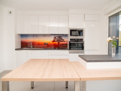 Bright, proximity to school, shops, lake and motorway