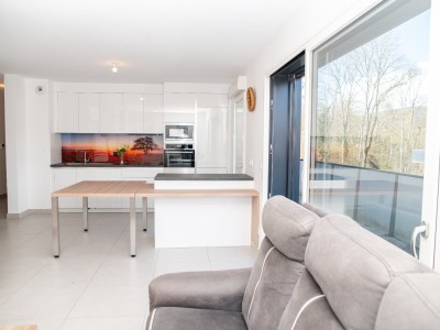 Bright, proximity to school, shops, lake and motorway