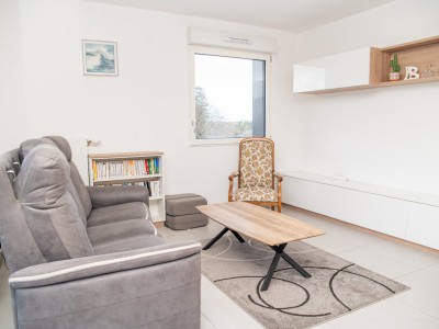 Bright, proximity to school, shops, lake and motorway