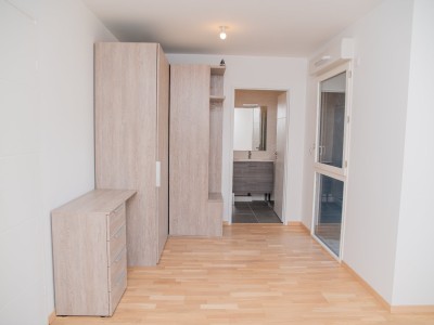 Bright, proximity to school, shops, lake and motorway