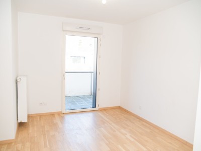 Bright, proximity to school, shops, lake and motorway