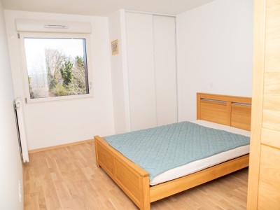 Bright, proximity to school, shops, lake and motorway