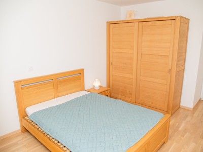 Bright, proximity to school, shops, lake and motorway