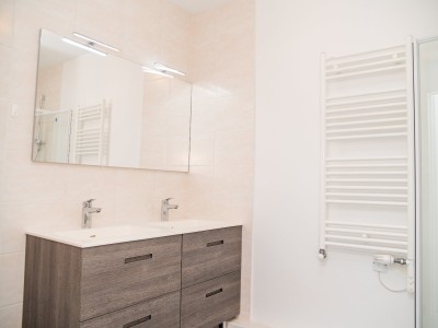 Bright, proximity to school, shops, lake and motorway