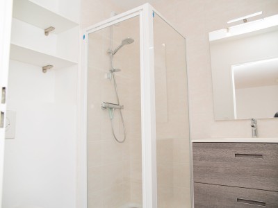 Bright, proximity to school, shops, lake and motorway