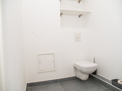 Bright, proximity to school, shops, lake and motorway