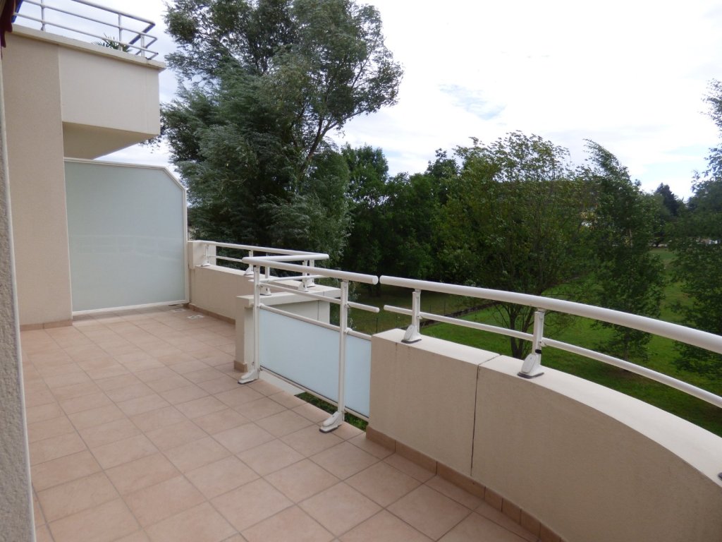 APPARTEMENT T4 A LOUER - DIVONNE LES BAINS - 120.47 m2 - 2 850 &euro; charges comprises par mois