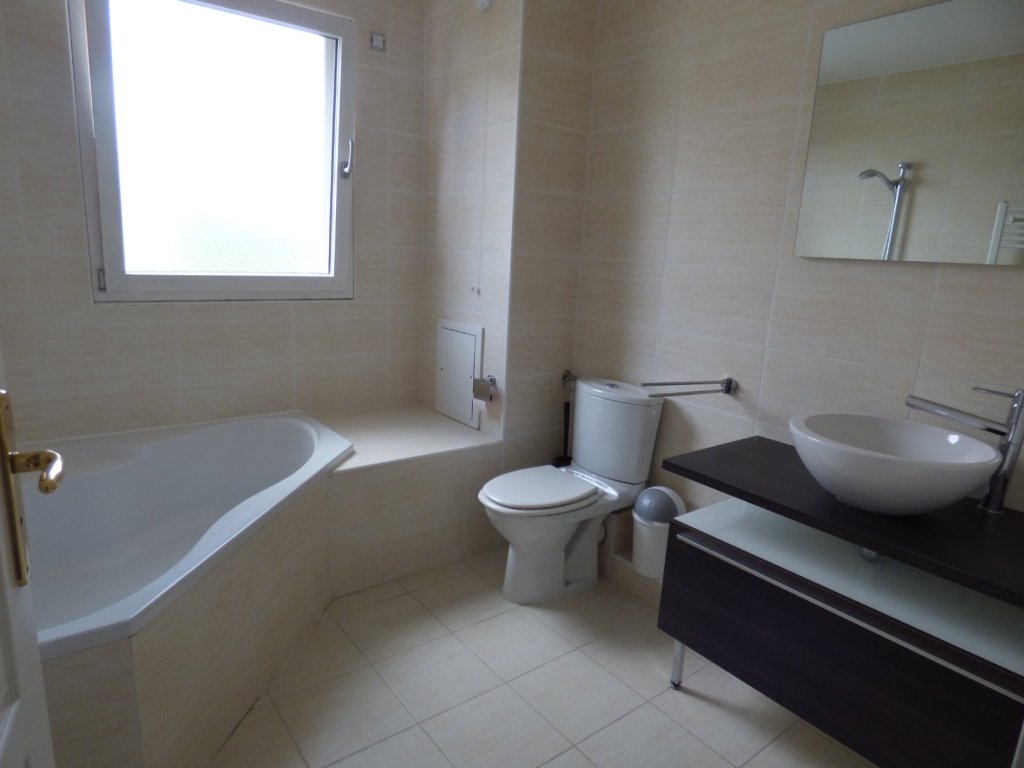 APPARTEMENT T4 A LOUER - DIVONNE LES BAINS - 120.47 m2 - 2 850 &euro; charges comprises par mois