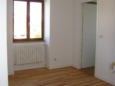MAISON DE VILLE RENOVEE TYPE 5 SEMI MITOYENNE / BIEN ATYPIQUE