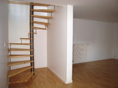MAISON DE VILLE RENOVEE TYPE 5 SEMI MITOYENNE / BIEN ATYPIQUE