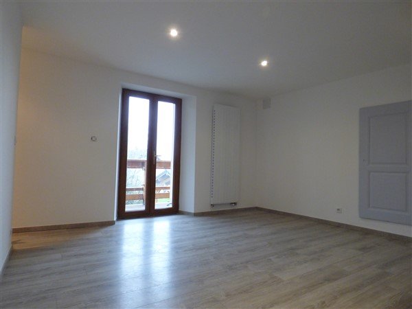 APARTMENT 5 ROOMS TO RENT - DIVONNE LES BAINS - 137.35 m2 - 2 550 &euro; including tenant fees