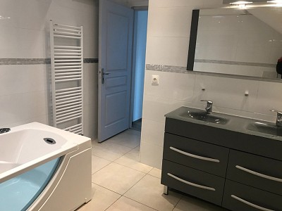 APARTMENT 5 ROOMS TO RENT - DIVONNE LES BAINS - 137.35 m2 - 2 550 € including tenant fees