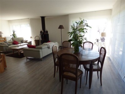 VILLA A LOUER - DIVONNE LES BAINS - 181.27 m2 - 3�650�&euro; charges comprises par mois