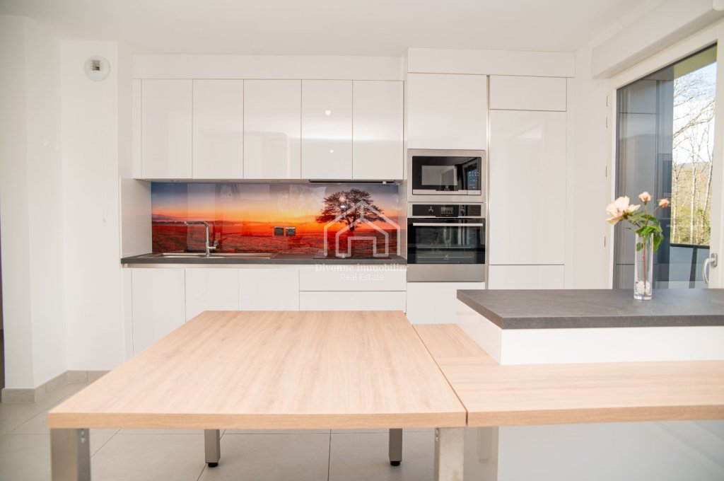 Bright, proximity to school, shops, lake and motorway