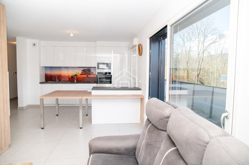 Bright, proximity to school, shops, lake and motorway