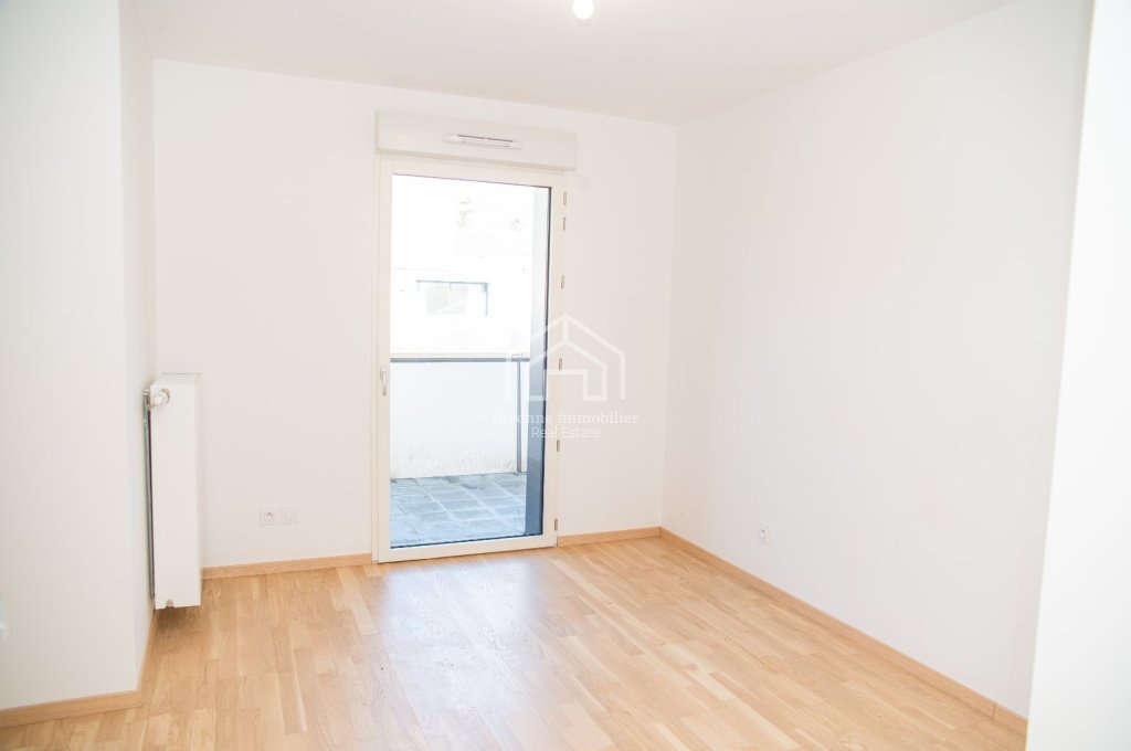 Bright, proximity to school, shops, lake and motorway