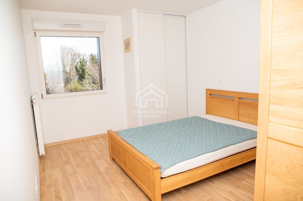 Bright, proximity to school, shops, lake and motorway