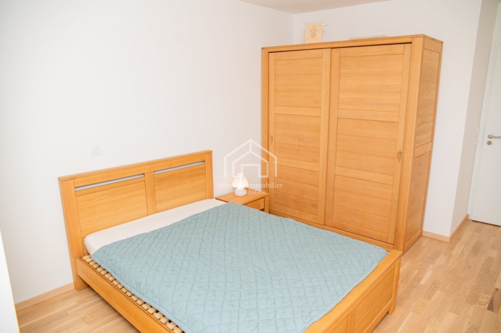 Bright, proximity to school, shops, lake and motorway