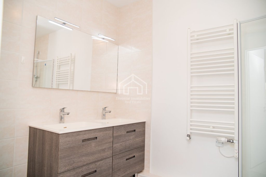 Bright, proximity to school, shops, lake and motorway