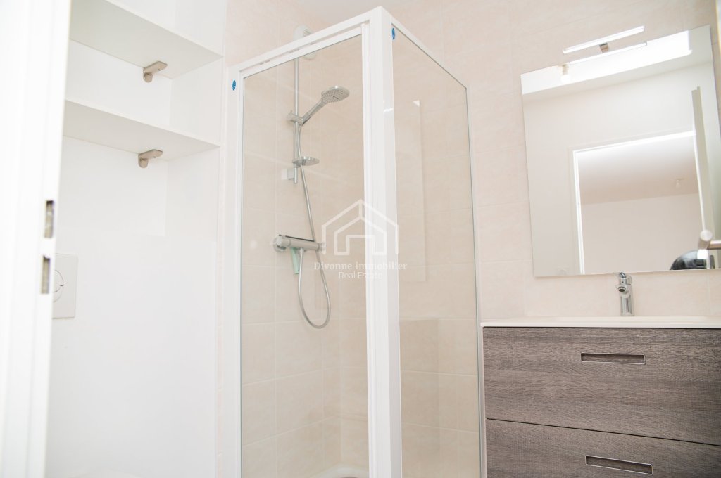 Bright, proximity to school, shops, lake and motorway