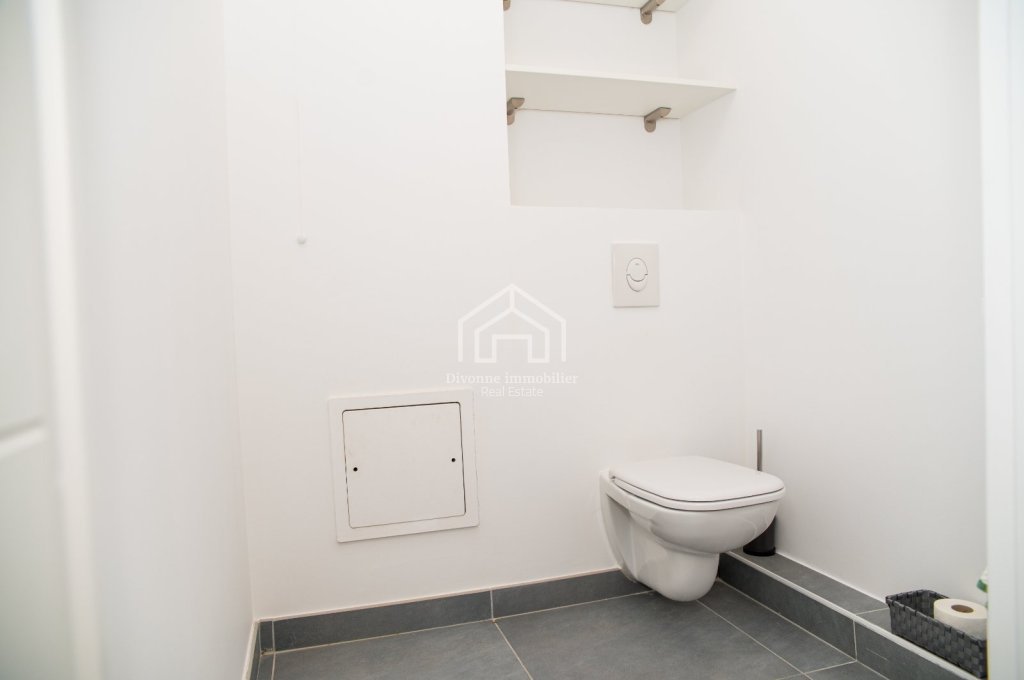 Bright, proximity to school, shops, lake and motorway