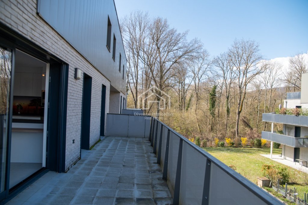 Bright, proximity to school, shops, lake and motorway