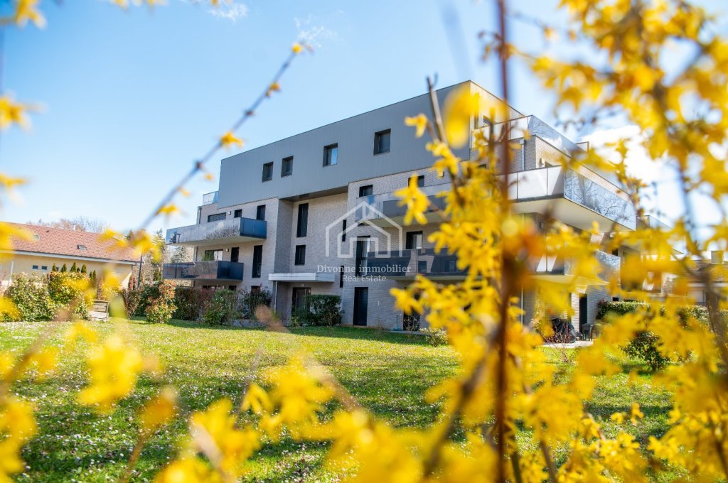 Bright, proximity to school, shops, lake and motorway