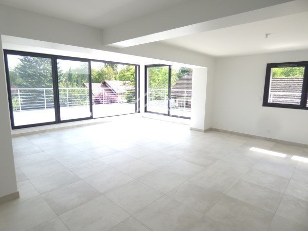 APPARTEMENT T4 A LOUER - DIVONNE LES BAINS - 102.09 m2 - 2 650 &euro; charges comprises par mois