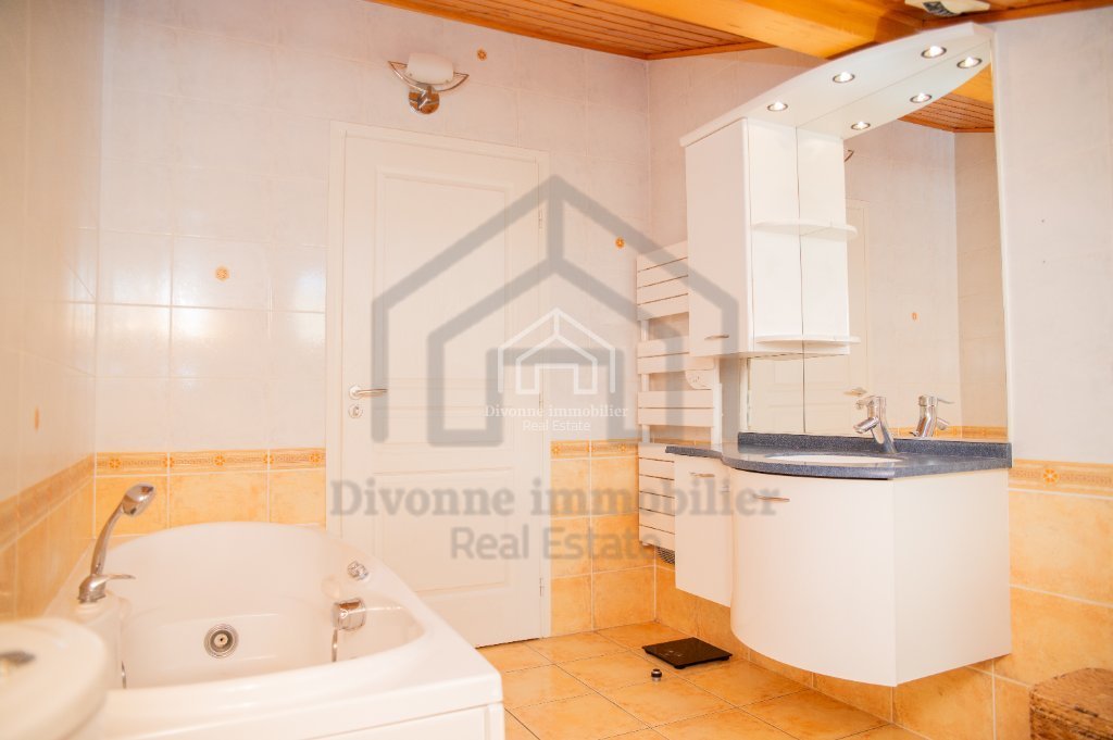 APARTMENT 4 ROOMS TO RENT - DIVONNE LES BAINS - 102.24 m2 - 2 550 &euro; including tenant fees