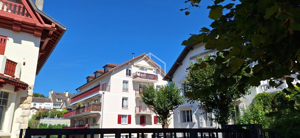 APARTMENT 5 ROOMS TO RENT - DIVONNE LES BAINS - 149.79 m2 - 3150€ including tenant fees