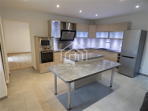 T5 en Triplex A LOUER - DIVONNE LES BAINS - 137.35 m2 - 2 550 &euro; charges comprises par mois