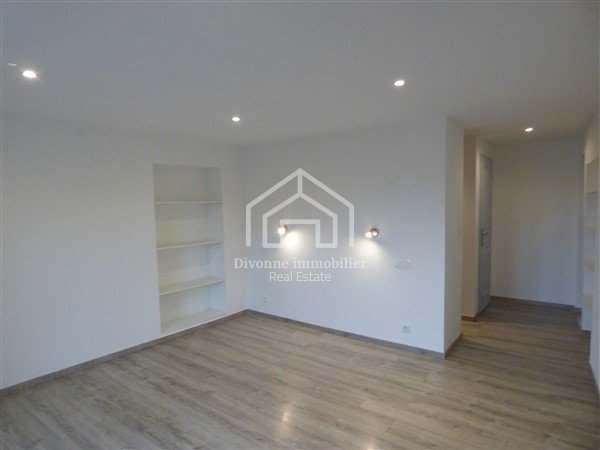 T5 en Triplex A LOUER - DIVONNE LES BAINS - 137.35 m2 - 2 550 &euro; charges comprises par mois