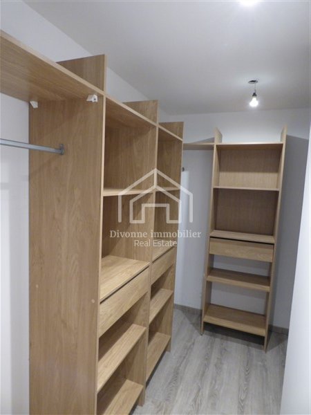 T5 en Triplex A LOUER - DIVONNE LES BAINS - 137.35 m2 - 2 550 &euro; charges comprises par mois