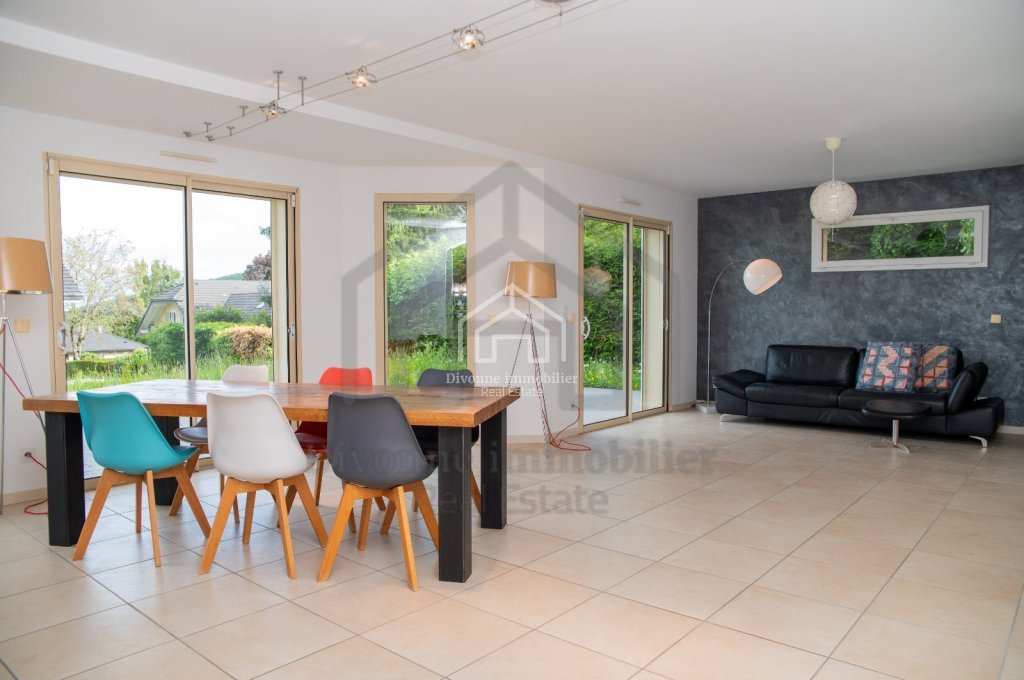 VILLA A LOUER - DIVONNE LES BAINS - 163.3 m2 - 3 990 &euro; charges comprises par mois