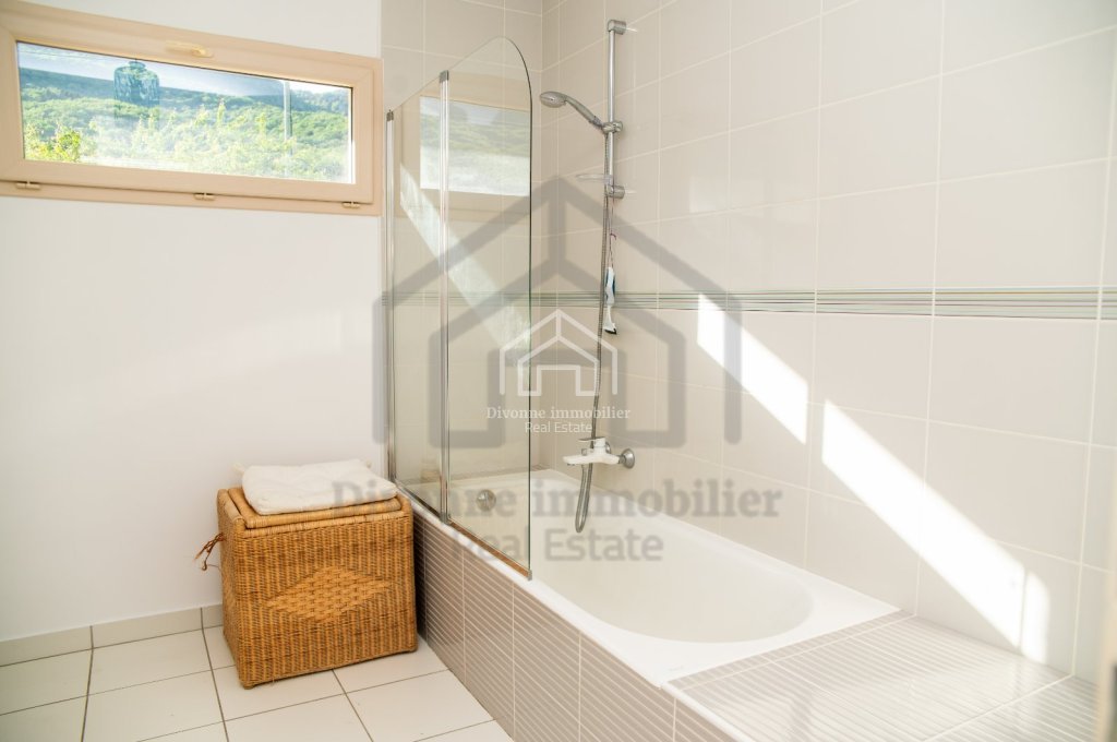 VILLA A LOUER - DIVONNE LES BAINS - 163.3 m2 - 3 990 &euro; charges comprises par mois